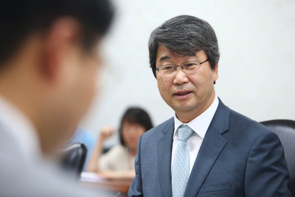 24일 오후 서울 종로구 정부서울청사에서 열린 신고리 5, 6호기 공론화위원회 1차 회의에서 김지형 위원장(전 대법관, 법무법인 지평 대표변호사)이 모두발언을 하고 있다. 공동취재사진