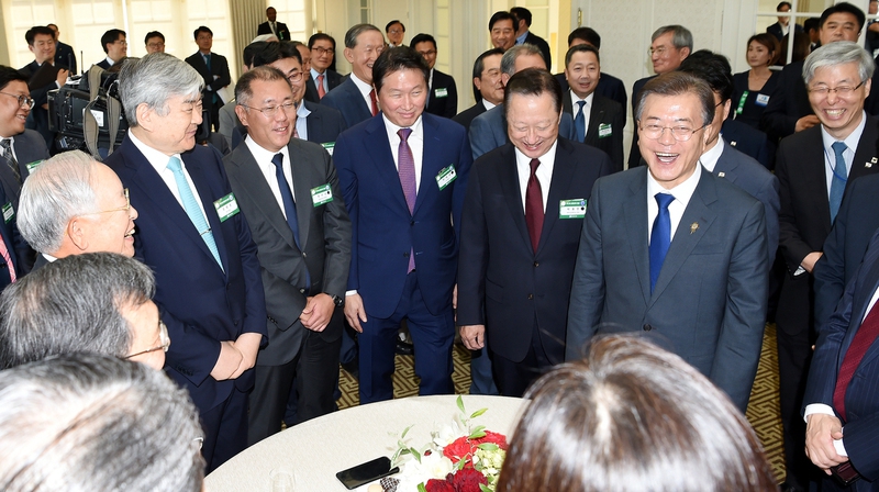 미국을 방문한 문재인 대통령이 지난달 28일 오후(현지시각) 헤이 아담스 호텔 연회장에서 열린 경제인과의 차담회에서 환담을 나누고 있다. 청와대사진기자단