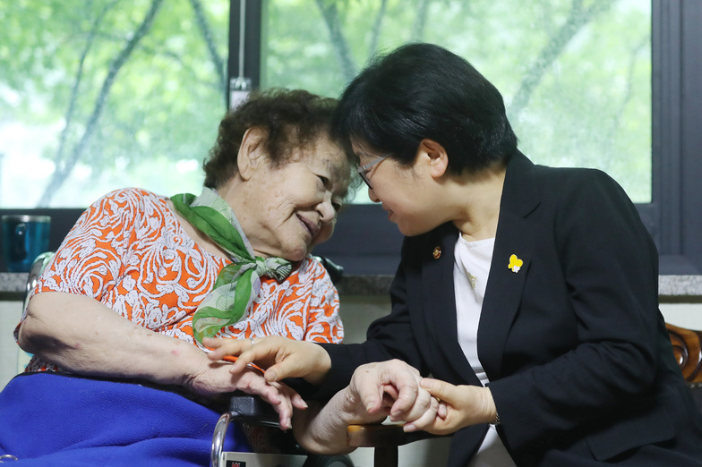 정현백 여성가족부 장관이 7월10일 오전 경기도 광주시 퇴촌면 일본군 위안부 피해 할머니들의 쉼터 나눔의집을 방문해 김군자 할머니와 인사를 나누며 손을 꼭 잡고 있다. 광주/신소영 기자 viator@hani.co.kr