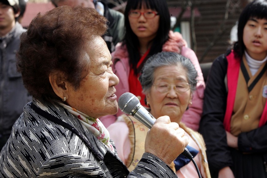 ‘일본군 위안부' 피해자인 김군자 할머니가 2007년 3월1일 경기도 광주시 퇴촌면 원당리 나눔의 집에서 열린 2007나눔의 집 정월 대보름 지신밟기 행사에서 지난 미 의회 청문회 참가 소감을 말하고 있다. <한겨레> 자료사진