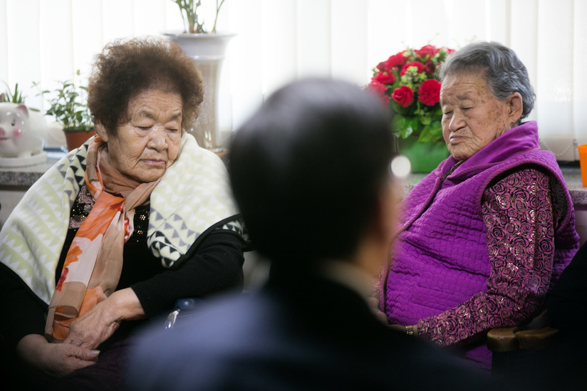 ‘일본군 위안부’ 피해자 김군자 할머니가 2015년 12월29일 오후 경기도 광주시 나눔의집에서 조태열 외교부 2차관이 방문해 대화를 하던 중 고개를 떨구고 있다.