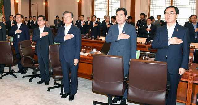 문재인 대통령과 국무위원들이 25일 청와대에서 열린 국무회의에서 국민의례를 하고 있다. 청와대사진기자단