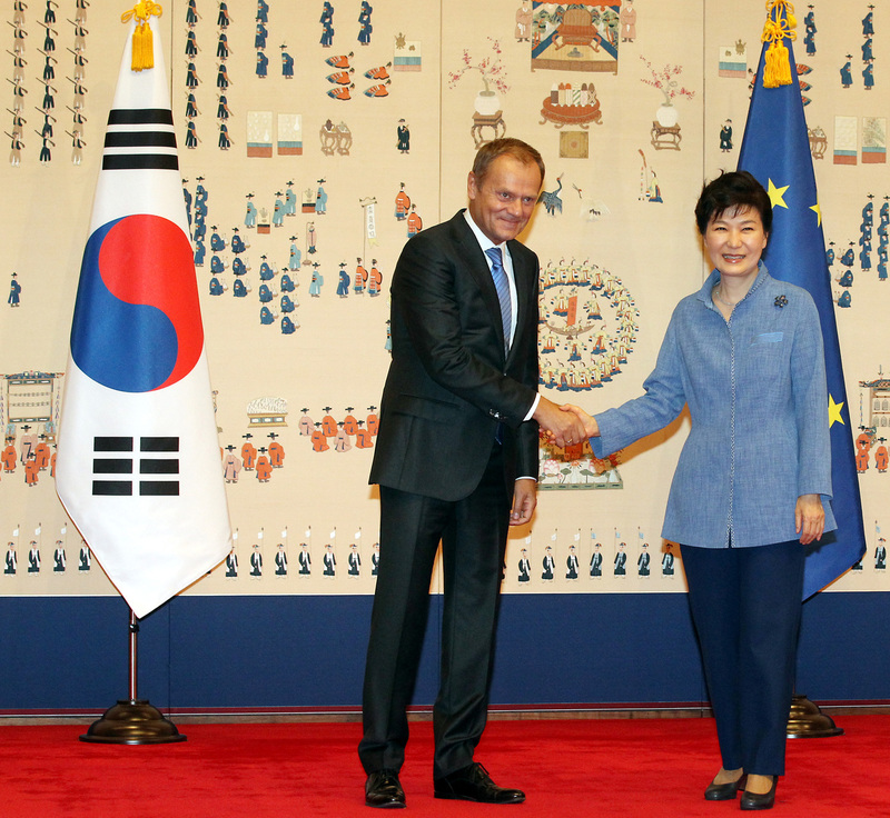 2015년 9월15일 오후 청와대 본관 1층 로비에서 정상회담을 위해 방한한 도날드 투스크 EU 상임의장이 박근혜대통령과 기념촬영을 하고 있다.  정부는 정상회담을 통해 한-EU FTA의 개정협상 논의를 합의한 것으로 알려졌다. 청와대사진기자단