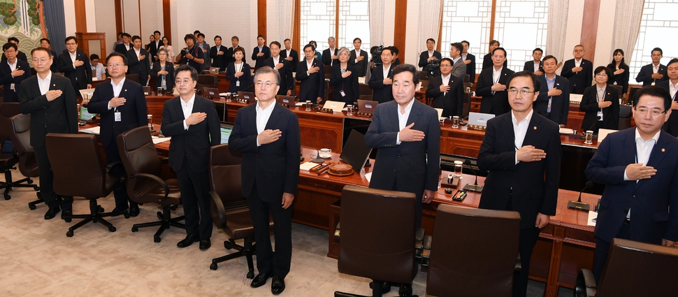 문재인 대통령과 국무위원들이 25일 오전 청와대에서 열린 국무회의에서 국민의례를 하고 있다. 이날 국무회의는 문재인 정부 출범 76일 만에 처음으로 새 정부에서 임명한 국무위원들만 참석한 회의였다. 이 회의에서 ‘18부·5처·17청’으로 개편한 정부조직법을 의결했다. 문 대통령은 “정부조직이 개편되고 추경이 확정돼 새 정부의 틀이 갖춰졌다. 이제 새 정부가 본격적으로 출범한 셈”이라며 “어떤 이야기든 자유롭게 하는 국무회의가 되도록 하자”고 말했다. 앞줄 오른쪽부터 김영록 농림축산식품부 장관, 조명균 통일부 장관, 이낙연 국무총리, 문 대통령, 김동연 경제부총리, 김부겸 행정자치부 장관, 백운규 산업통상자원부 장관. 청와대사진기자단