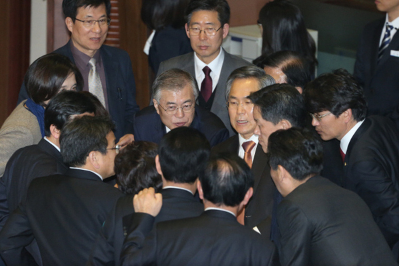 새정치민주연합 문재인 대표(가운데 왼쪽)와 우윤근 원내대표 등 지도부가 2015년 2월16일 오후 국회 본회의에서 이완구 국무총리 후보자 임명동의안이 가결된 뒤 대표 자리 주변에 모여 표결 결과를 분석하고 있다. 이정우 선임기자 woo@hani.co.kr