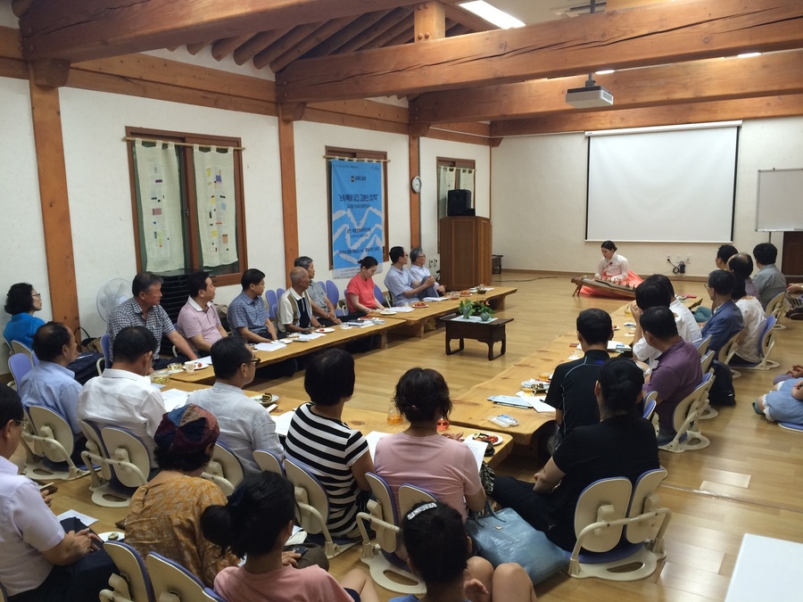 광주 광산구의 대표적 문화재 활용 콘텐츠인 `살롱 드 월봉&#39; 프로그램은 차를 마시고 문화공연을 즐긴 뒤 인문학 강연을 듣는 순서로 진행된다. 광산구 제공