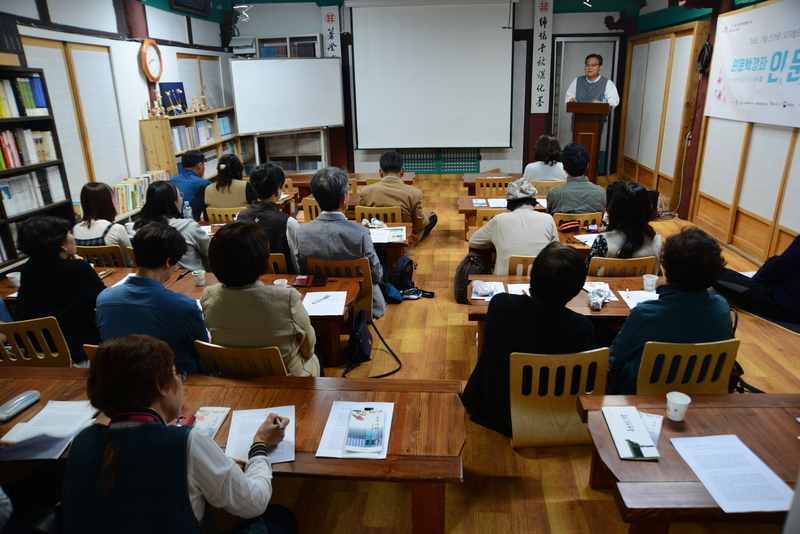 광산구가 지난 3월부터 무양서원에서 진행하고 있는 `인문야연&#39; 강좌에서 시민들이 강사의 강의를 듣고 있다. 광산구 제공