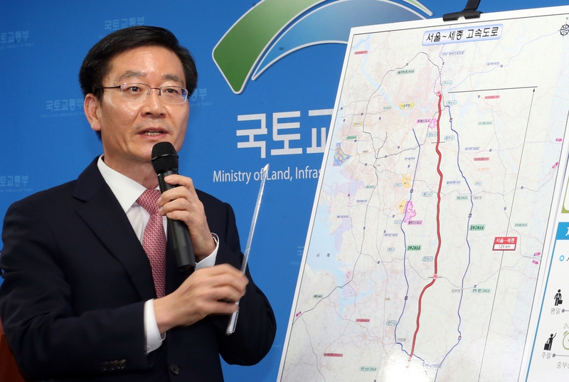지난 2015년 국토교통부가 정부세종청사에서 열린 브리핑에서 서울~세종 고속도로를 민자사업으로 추진한다고 밝히고 사업 내용을 설명하고 있다. 사진 연합뉴스