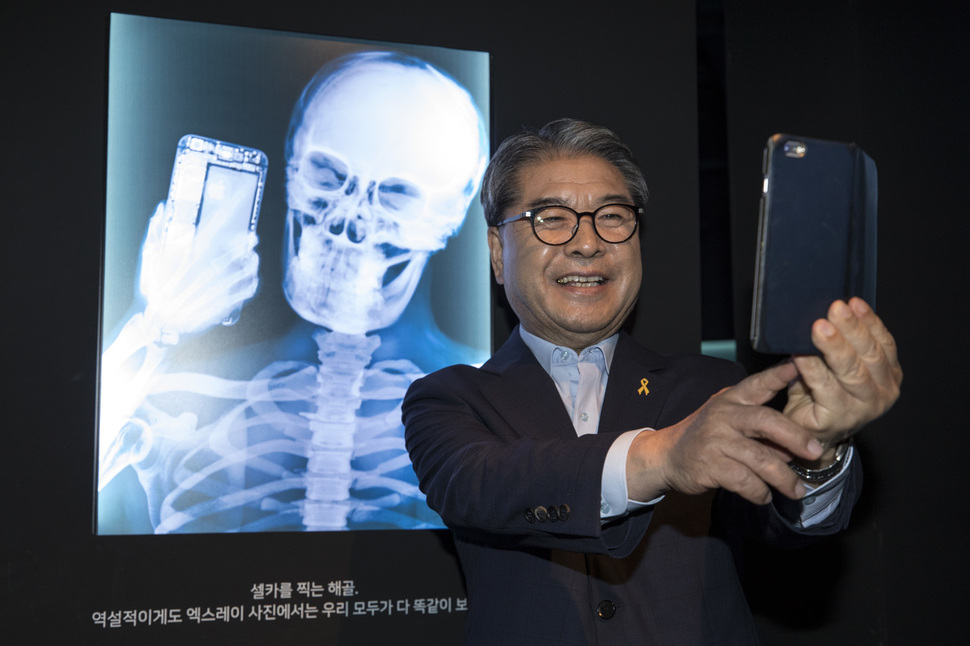 이재정 경기도교육감이 27일 오후 서울 서초구 예술의전당 한가람미술관에서 열리고 있는 &#39;엑스레이맨&#39;(X-ray man) 사진전을 찾아 관람하던 중 &#39;셀카를 찍는 해골&#39; 사진 앞에서 셀카 사진을 찍고 있다. 김성광 기자 flysg2@hani.co.kr