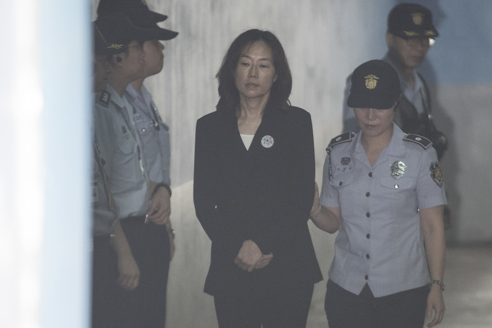 ‘문화·체육계 지원 배제 명단’(블랙리스트) 작성과 실행을 지시한 혐의로 기소된 조윤선 전 문화체육관광부 장관이 27일 오후 서울 서초구 서울중앙지법에서 열린 1심 선고 공판에 참석하기 위해 호송차에서 내려 법정으로 향하고 있다. 김성광 기자 flysg2@hani.co.kr