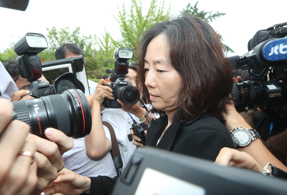 문화·예술계 지원배제 명단인 이른바 '블랙리스트' 작성·관리에 관여한 혐의에 대해 법원으로부터 집행유예를 선고받은 조윤선 전 문화체육관광부 장관이 27일 오후 석방돼 경기도 의왕시 서울구치소에서 나오고 있다. 연합뉴스