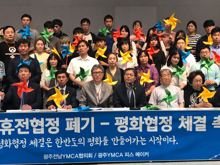 광주·전남와이엠시에이(YMCA)협의회는 지난 27일 광주 와이엠시에이에서 기자회견을 열어 한반도 평화 정착을 위해 평화협정 체결을 촉구했다. 광주와이엠시에이 제공