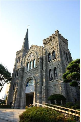 영주시  영주1동에 자리잡은 영주제일교회는 1920년에 건물을 지었지만 6·25 때 불이 나는 바람에 1958년에 다시 지었다.    영주시 제공