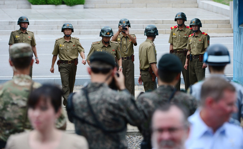 정전협정 64주년인 27일 판문점에서 북한 병사들이 정전기념행사에 참석한 참전국 대표단을 관찰하고 있다. 사진공동취재단