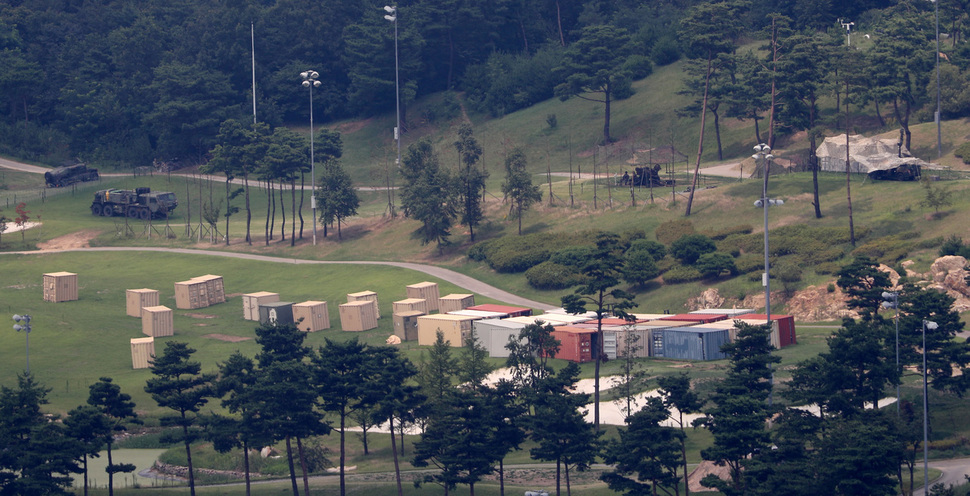 28일 오후 경북 성주 주한미군 사드 기지에 미군 장비가 놓여 있다. 이날 국방부는 사드 기지에서 진행해온 소규모 환경영향평가 이외 일반 환경영향평가도 실시할 것이라고 발표했다. 성주=연합뉴스