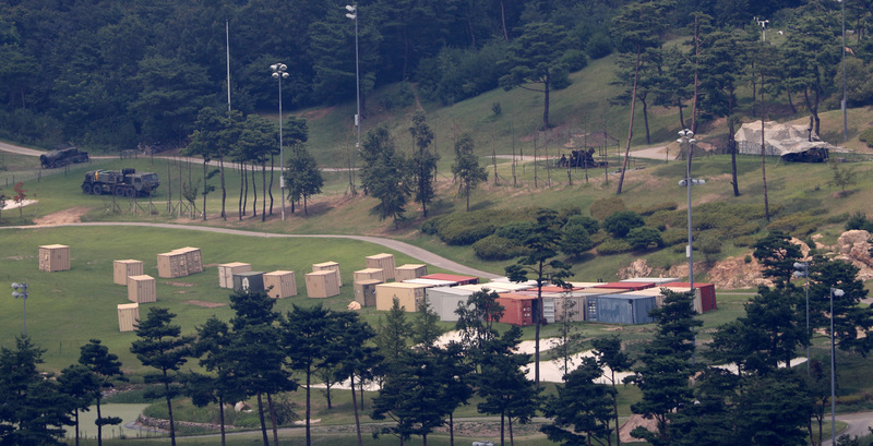 28일 오후 경북 성주 주한미군 사드 기지에 미군 장비가 놓여 있다. 이날 국방부는 사드 기지에서 진행해온 소규모 환경영향평가 이외 일반 환경영향평가도 실시할 것이라고 발표했다. 성주/연합뉴스