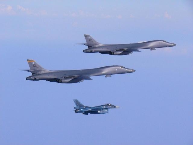 30일 미군의 장거리폭격기 B-1B 랜서 2대가 북한의 대륙간탄도미사일(ICBM)급 '화성-14형' 발사에 대응해 한반도 상공에 출동해 대북 무력시위 비행을 하고 있다. 미 태평양공군사령부 제공. 연합뉴스