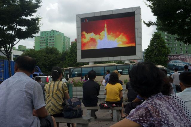 29일 평양 시내 광장에서 시민들이 대형 전광판을 통해 북한의 ICBM 시험 발사 뉴스를 보고 있다. 평양/AFP 연합