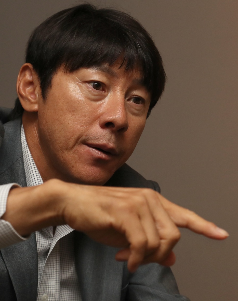 신태용 축구대표팀 감독이 28일 서울 마포구 신라스테이에서 열린 K리그 CEO 워크숍에 앞서 기자들과 이야기를 하고 있다. 연합뉴스