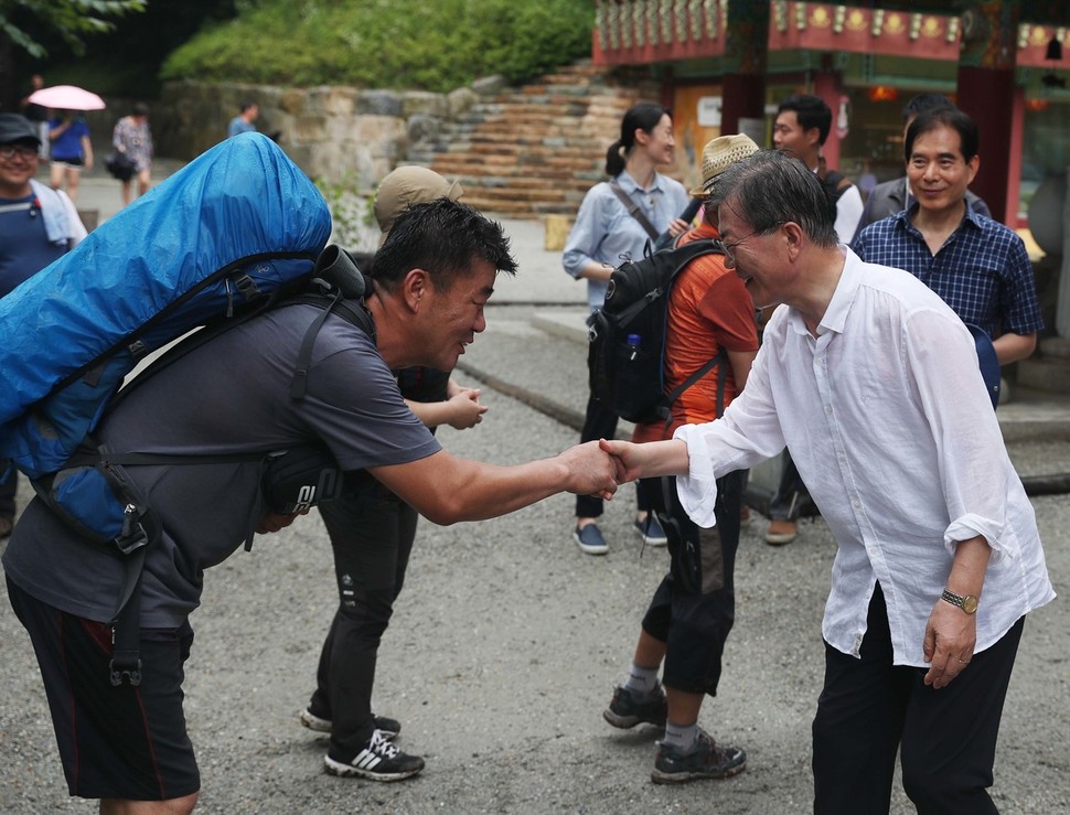 31일 오전 강원도 평창 오대산을 찾은 문재인 대통령이 시민들과 인사를 나누고 있다. 사진 청와대 제공.