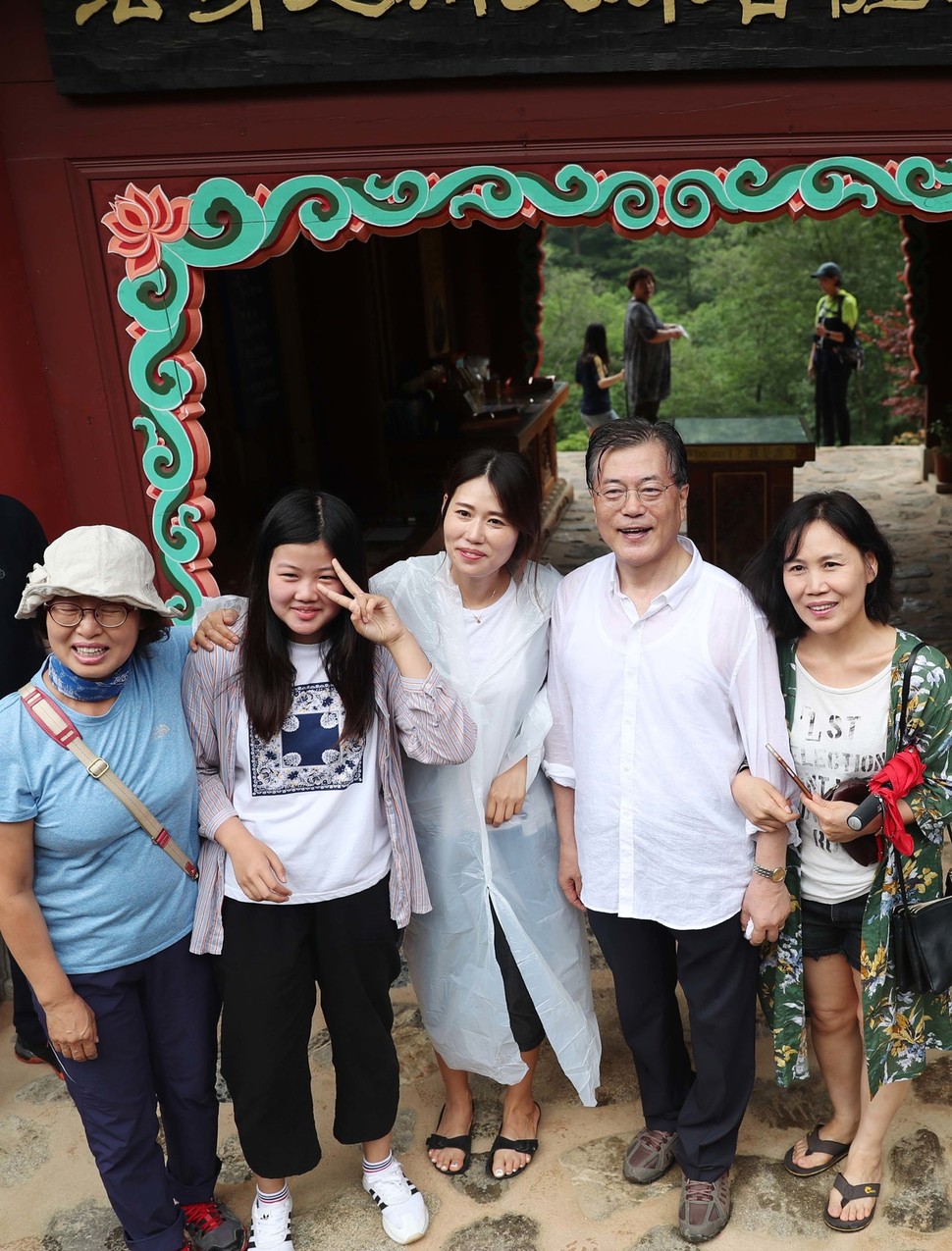 31일 강원도 평창 오대산 상원사를 찾은 문재인 대통령이 시민들의 사진촬영 요청에 응하고 있다. 사진 청와대 제공
