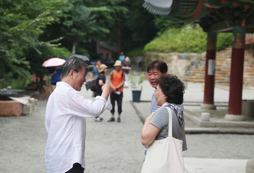 31일 오전 휴가 2일째를 맞은 문재인 대통령이 강원도 평창 오대산 상원사길을 찾았다. 사진 청와대 제공.