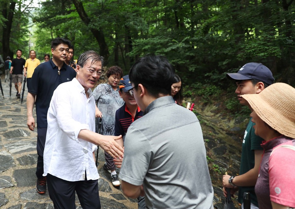 31일 오전 문재인 대통령이 강원도 평창 오대산 상원사길을 걸으며 시민들과 인사를 나누고 있다. 사진 청와대 제공