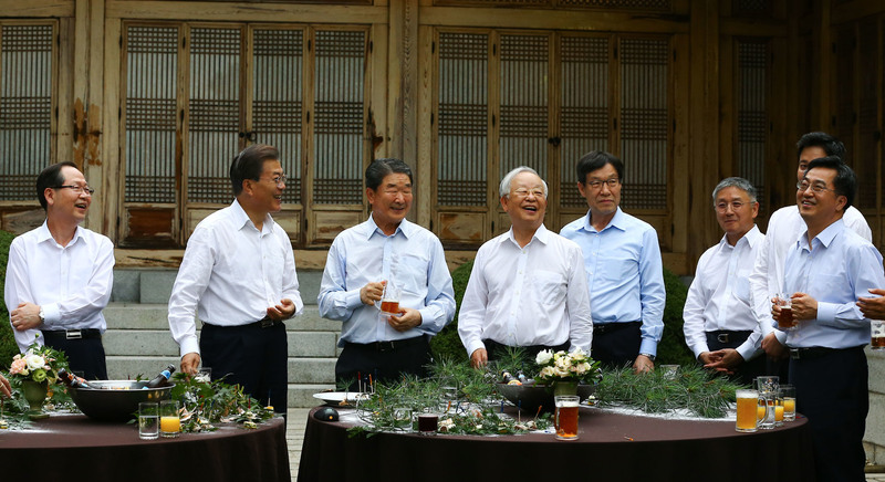 27일 청와대 상춘재 앞에서 열린 기업인 간담회 호프미팅에서 문재인 대통령이 참석자들과 이야기를 나누고 있다. 박용만 대한상공회의소 회장, 정의선 현대자동차 부회장, 구본준 LG 부회장, 권오준 포스코 회장,  정용진 신세계 부회장, 박정원 두산 회장, 손경식 CJ 회장, 함영준 오뚜기 회장 정용진 신세계 부회장 등이 참석했다. 한화그룹에서는 금춘수 부회장(맨 왼쪽)이 참석했다. 청와대 사진기자단