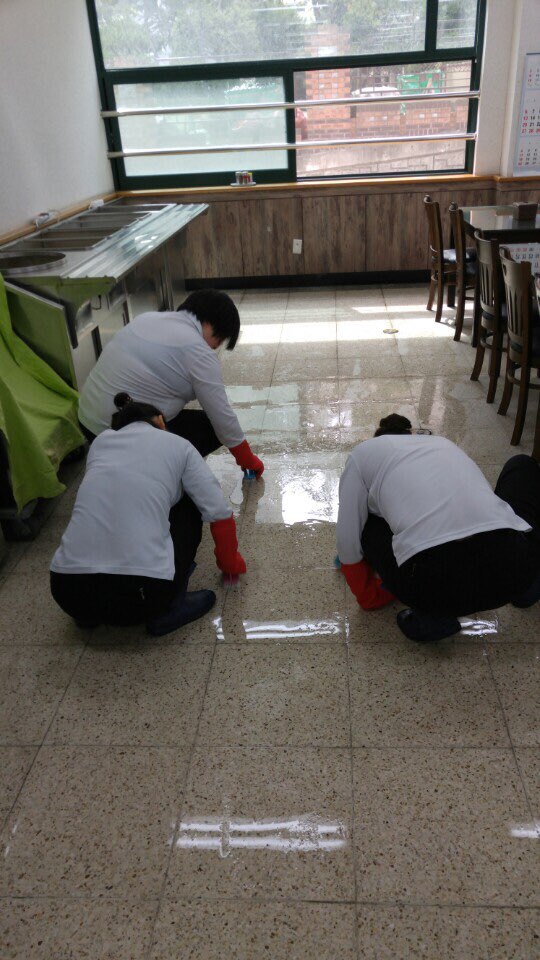 음식 조리와 설거지가 끝난 뒤 바닥 청소를 하고 있는 모습. 전국학교비정규직노조 강원지부