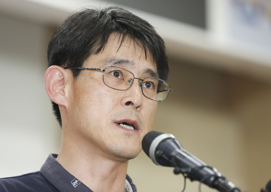 물난리 속 외유성 유럽연수를 떠난 것에 대해 비판하는 국민을 '레밍(쥐의 일종)'에 빗대 비하 발언을 해 공분을 산 김학철 충북 도의원(충주1)이 7월23일 오전 충북도청에서 열린 기자회견에 참석해 취재진의 질문에 답하고 있다.  연합뉴스