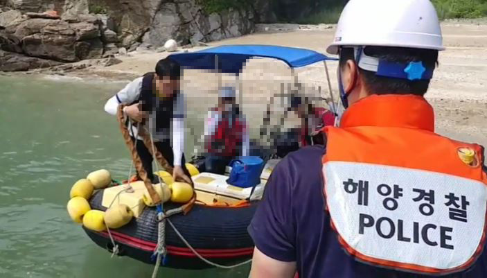 해양경찰대원들이 엔진고장으로 표류 중이던 모터보트에 접근해 구조하고 있다.
