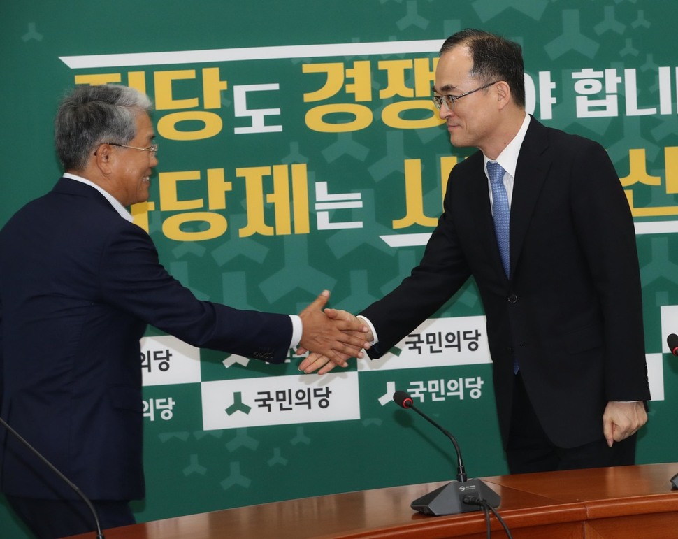 문무일 검찰총장이 1일 오후 국회에서 김동철 국민의당 원내대표를 예방해 악수하고 있다. 강창광 기자 chang@hani.co.kr