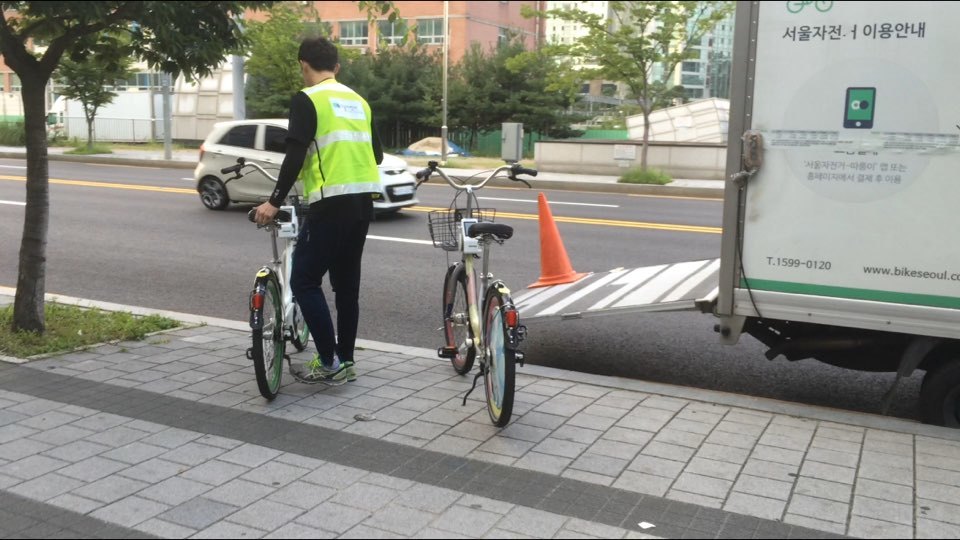 서울 마포구의 한 따릉이 대여소에소 서울시 공공자전거관리소 분배팀 직원이 따릉이를 트럭에 옮겨 싣고 있다.
