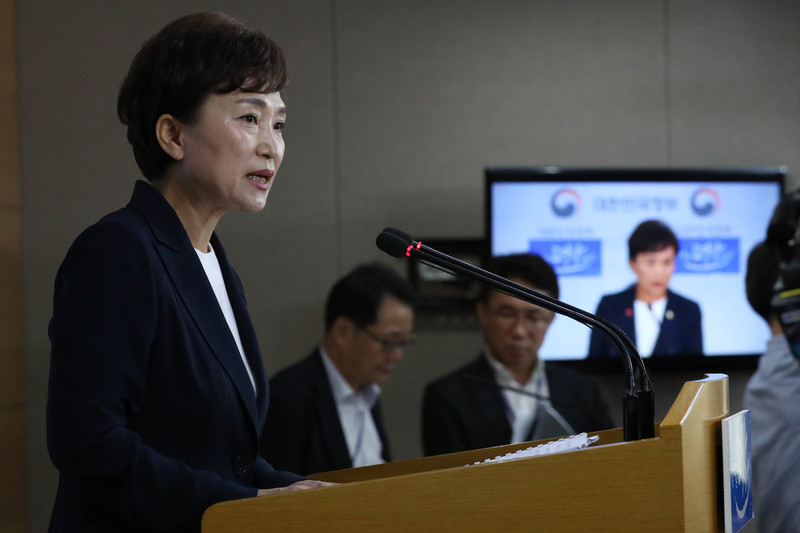 김현미 국토교통부 장관이 2일 오후 서울 세종로 정부서울청사 브리핑실에서 ‘실수요 보호와 단기 투기수요 억제를 통한 주택시장 안정화 방안'을 발표하고 있다. 김정효 기자 hyopd@hani.co.kr