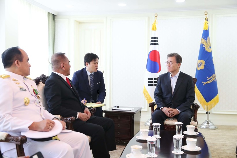 경남 진해 해군기지 공관에서 휴가중인 문재인 대통령이 2일 오후 한국 최초의 해외 수출 잠수함 건조 인도식 참석을 위해 방한한 랴미자르드 랴쿠두 인도네시아 국방부 장관(왼쪽 둘째)을 만나고 있다. 이날 접견에는 우리 쪽에서 김판규 해군참모차장과 신재현 청와대 외교정책비서관이, 인도네시아 쪽은 아데 수판디 해군참모총장과 우마르 하디 주한 인도네시아 대사가 참석했다. 청와대 제공