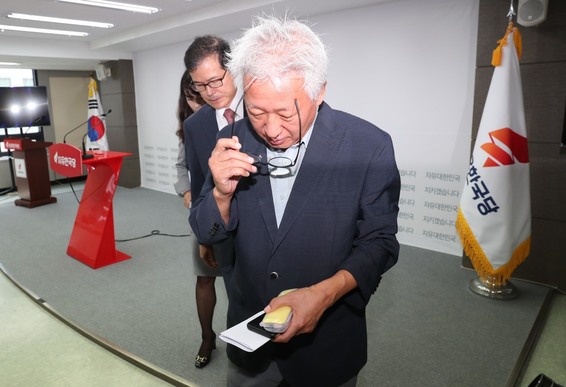 류석춘 자유한국당 혁신위원장이 2일 오전 서울 여의도 당사에서 혁신선언문을 발표한 뒤 회견장을 나서며 안경을 쓰고 있다. 강창광 기자 chang@hani.co.kr