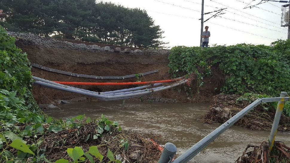 3일 오전 경기도 파주시 경의선 파주역 선로 부근 지반이 내려앉아 있다. 이 사고로 열차 운행이 지연되고 있다. 파주시 제공/연합뉴스
