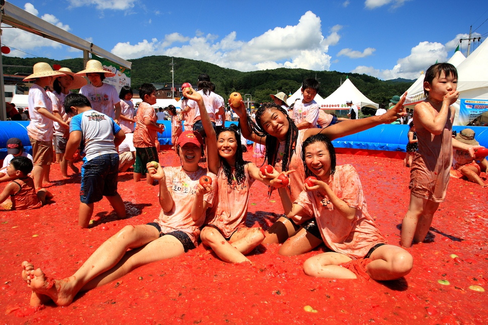 ‘토마토로 누릴 수 있는 모든 즐거움’을 주제로 한 ‘제15회 화천토마토축제’가 4~7일 강원 화천군 사내면 문화마을에서 열린다. 사진은 ‘황금반지를 찾아라’ 이벤트가 끝난 뒤 토마토가 가득찬 공간에서 관광객들이 토마토를 온 몸으로 즐기고 있는 모습. 화천군청 제공