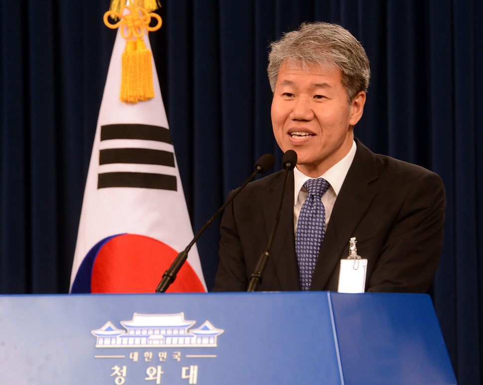 지난 5월14일 정부출범 초기 청와대브리핑실에서 인사를 하고 있는 김수현 사회수석의 모습. 청와대사진기자단
