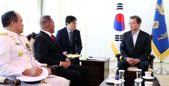 리야미자드 인도네시아 국방부 장관(왼쪽 두번째)와 아데 수판디 해군참모총장(왼쪽), 우마르 하디 주한 인도네시아 대사를 접견하는 문재인 대통령. 청와대 제공