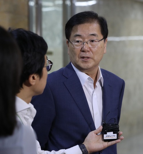 정의용 청와대 국가안보실장이 3일 오전 더불어민주당 우원식 원내대표 등 원내지도부와 면담을 가진 뒤 원내대표실을 나서며 기자들의 질문에 답하고 있다. 강창광 기자 chang@hani.co.kr