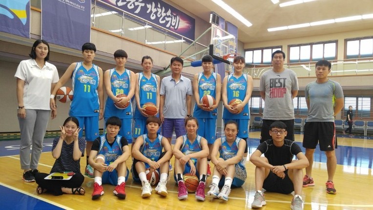 한국에 전지훈련을 온 중국여자프로농구 랴오닝성 김태일 감독(뒷줄 가운데)이 지난달 26일 서울 장위동 우리은행 체육관에서 여자프로농구 아산 우리은행과의 연습경기에 앞서 선수단과 함께 카메라 앞에 섰다.