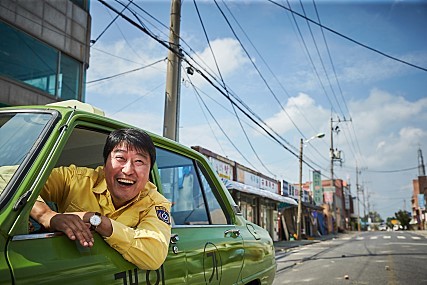 지난 2일 개봉한 영화 <택시운전사>의 주인공 송강호 출연장면. 사진 쇼박스 제공