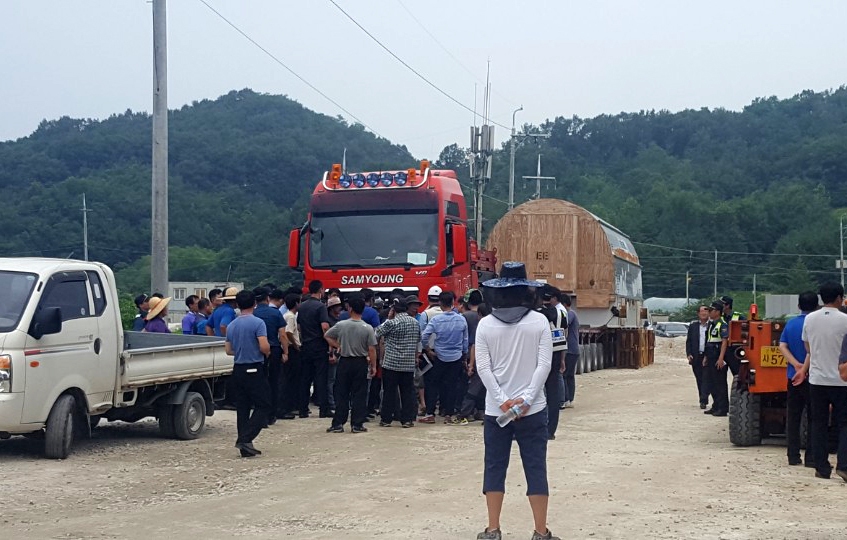 경기도 포천지역 주민들이 지난 2일 석탄화력발전소의 핵심장비인 발전기를 실은 트레일러 차량의 공사 현장 진입을 저지하고 있다. 포천석탄발전소반대공동투쟁본부 제공