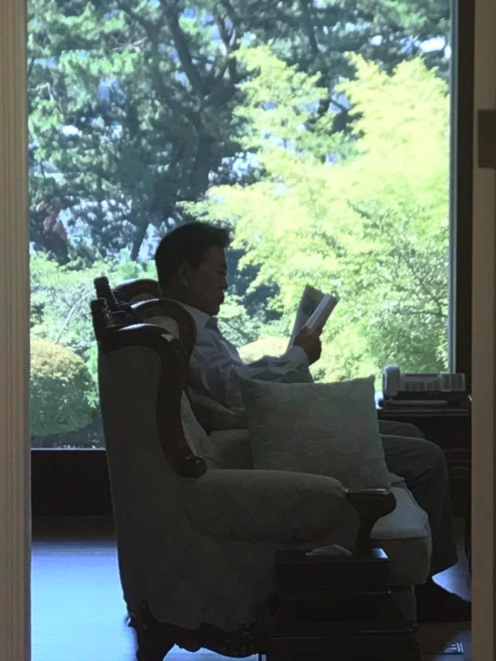휴가지에서 독서하는 문재인 대통령의 모습. 사진 청와대 제공.