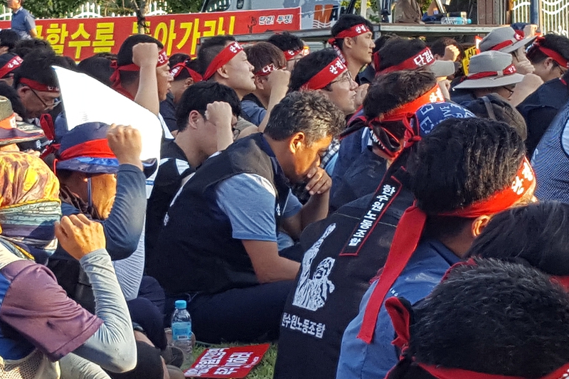 최남철 한수원 노조 한울본부장(가운데)이 지난 3일 울산 울주군 서생면에 있는 한수원새울본부 옆에서 열린 ‘신고리 5·6호기 공사중단 결의대회’에 참석해 고민에 빠져 있다. 최하얀 기자 chy@hani.co.kr