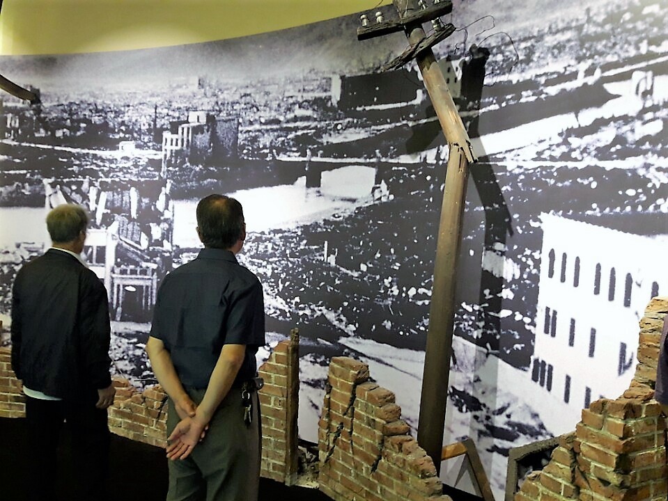 1945년 8월6일 일본 히로시마에서 원자폭탄에 피폭됐다 목숨을 건진 원폭피해자들이 합천원폭자료관을 방문해, 원폭 투하 직후 잿더미가 된 히로시마 시가지 사진을 살펴보고 있다.