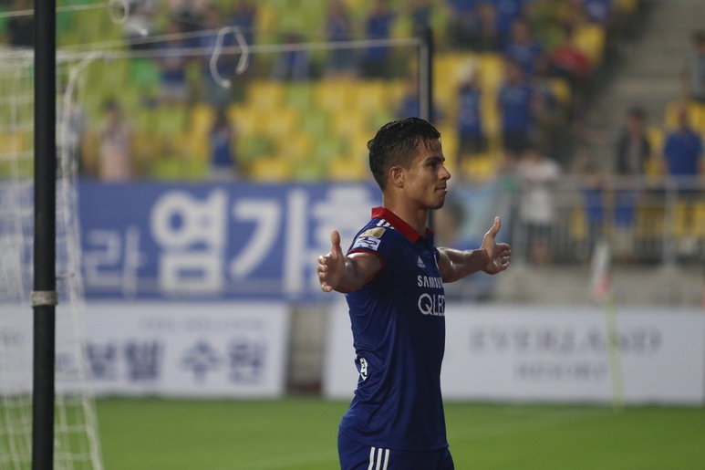 지난 5일 광주FC와의 원정경기 후반 39분 헤딩 결승골을 넣은 뒤 세리머니를 펼치는 조나탄. 수원 삼성 제공