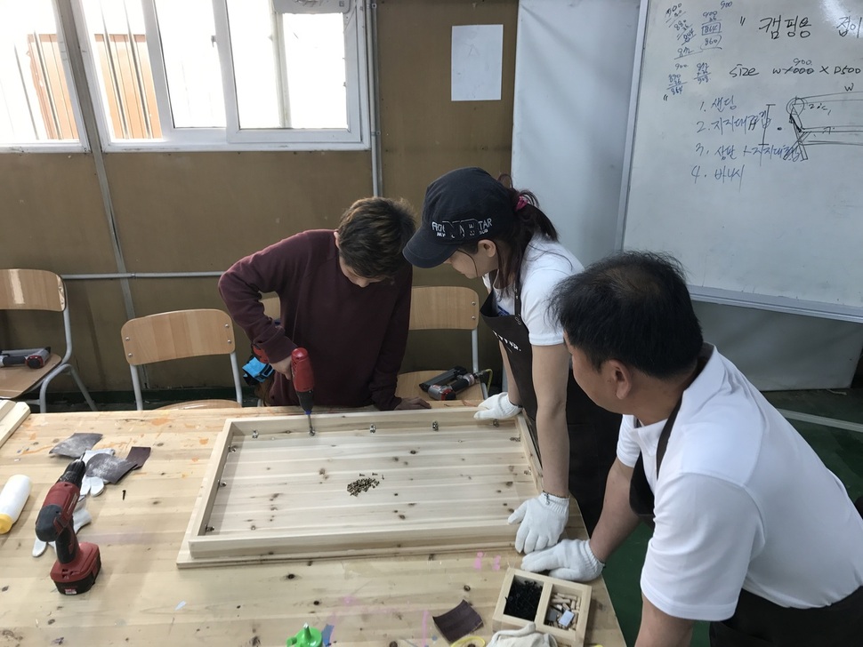인천 남구청소년수련관에서  ‘가족 DIY 목공예 하반기 프로그램’에 참여한 가족들이 집에서 쓸 가구를 직접 만들고 있다.  인천 남구 제공