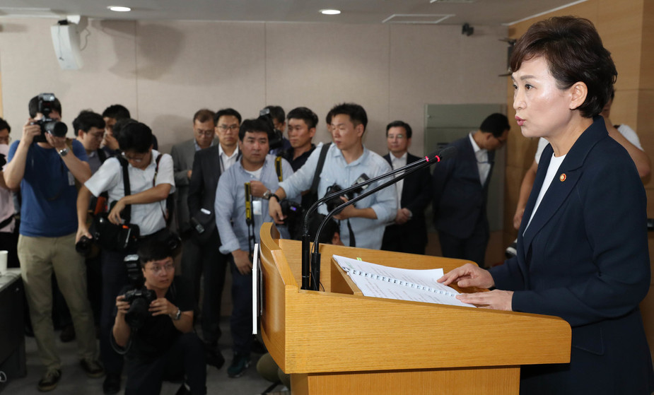 김현미 국토교통부 장관이 2일 오후 서울 세종로 정부서울청사 브리핑실에서 '실수요 보호와 단기 투기수요 억제를 통한 주택시장 안정화 방안'을 발표하고 있다. 김정효 기자 hyopd@hani.co.kr